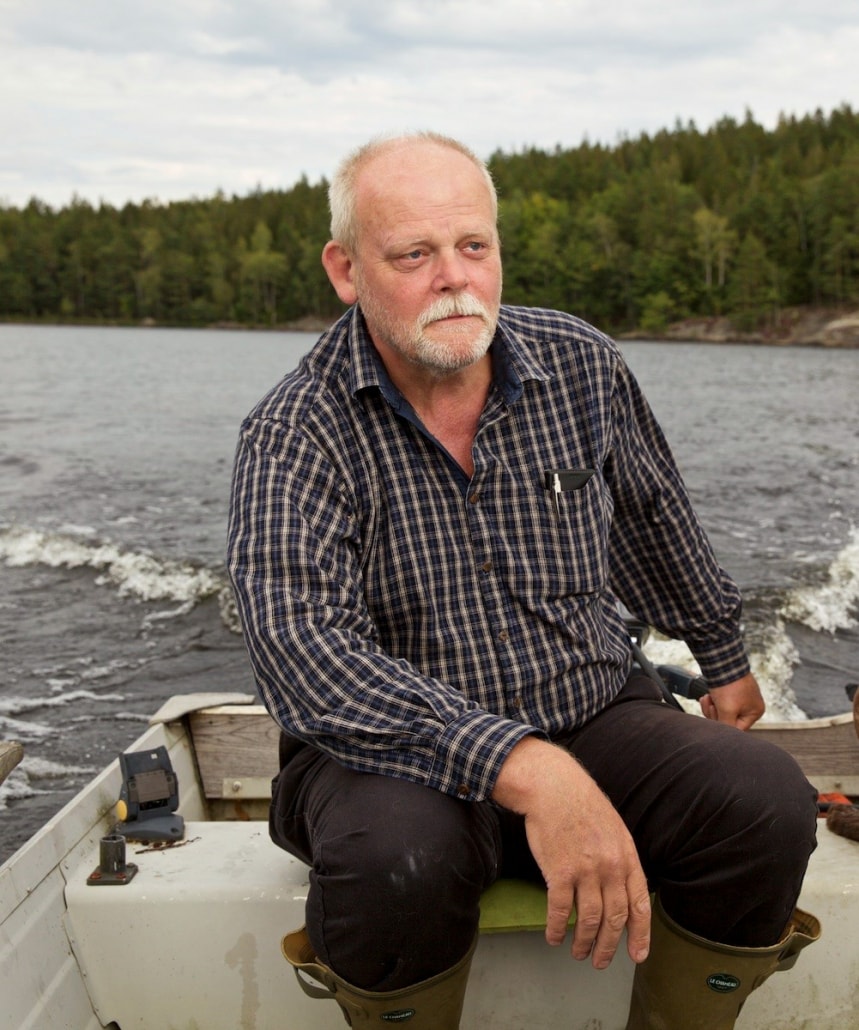 Projektledare Agne Andersson under en provtagning på Immelnsjön 2017-08-24. Foto från rapport Hola Lake Immeln: Johan Forssblad.