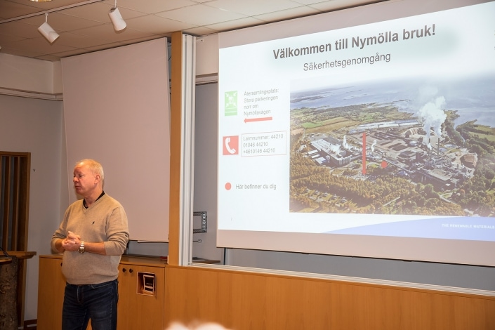 Michael Lindemann platschef Stira Esno Nymölla hälsar välkomna och har den obligatoriska säkerhetsgenomgången