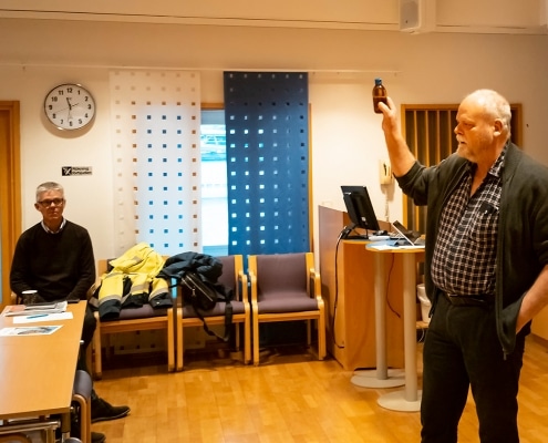Agne Andersson kommunekolog rån Osby berättar om brunifiering. Till vänster syns Ola Truedsson kustråd Baskemölla och Thomas Johnsson SfH
