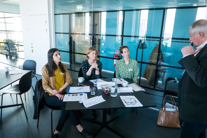 Juryn för läkemedel lyssnar på Kristoffer Klim. Från vänster Dr.Marisa Punzi, Dr. Kerstin Hoyer och Therese Eklund.